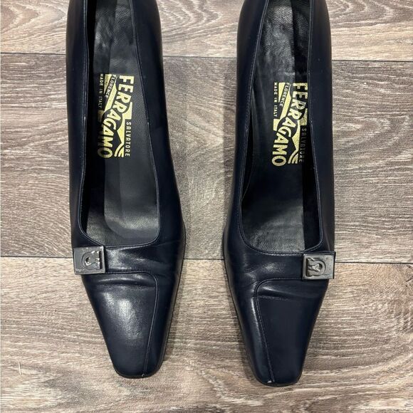 Salvatore Ferragamo Vintage Italian Leather Pumps Size 8.5 Navy Blue Silver Logo - Picture 2 of 9